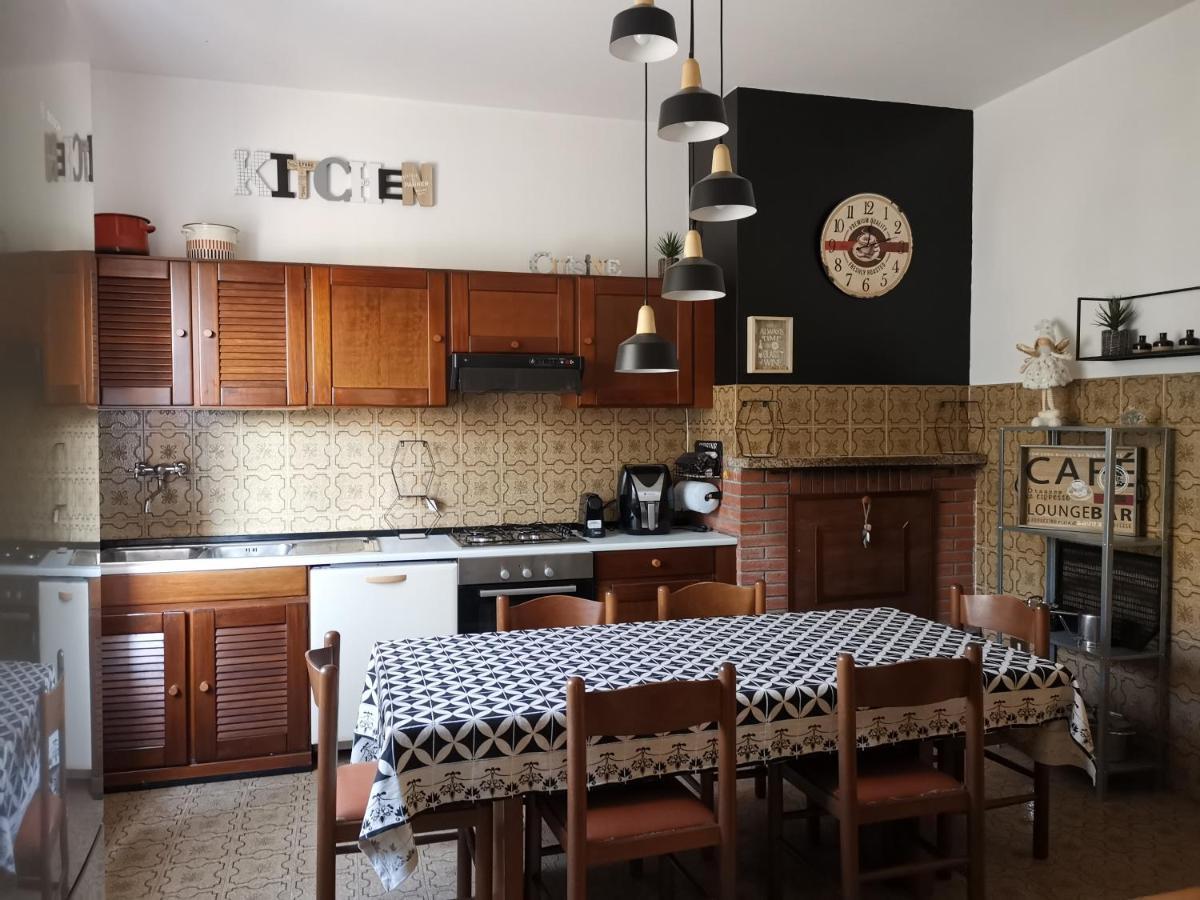 Villa Flora Affittacamere Luni Bagian luar foto