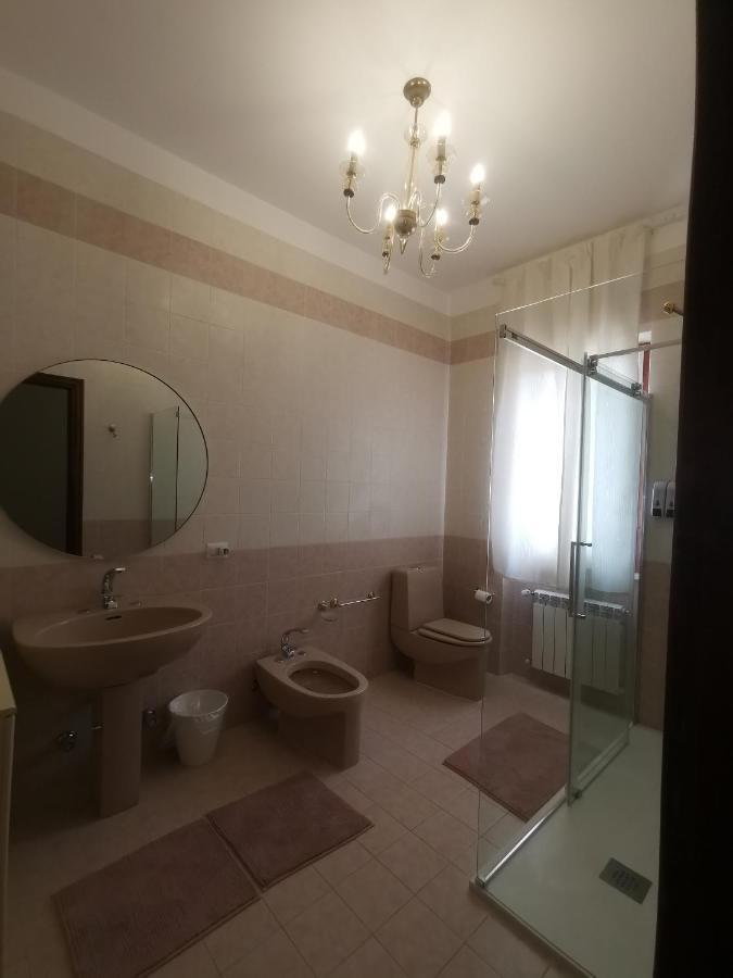 Villa Flora Affittacamere Luni Bagian luar foto
