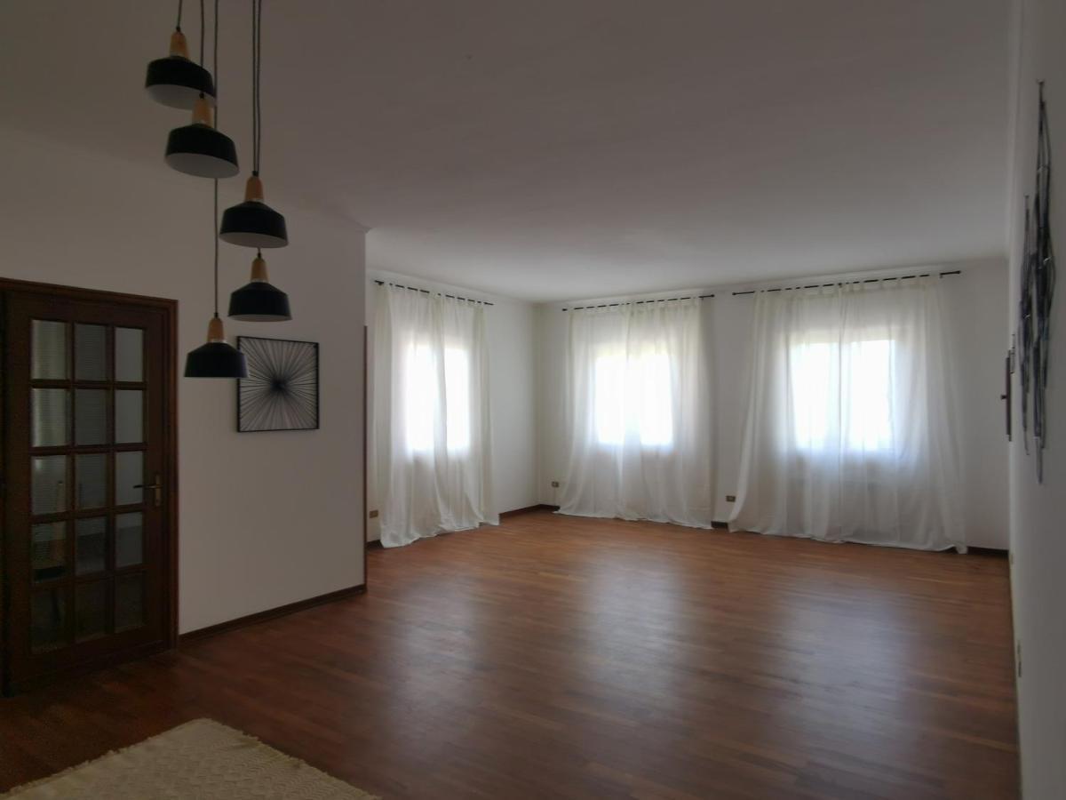 Villa Flora Affittacamere Luni Bagian luar foto