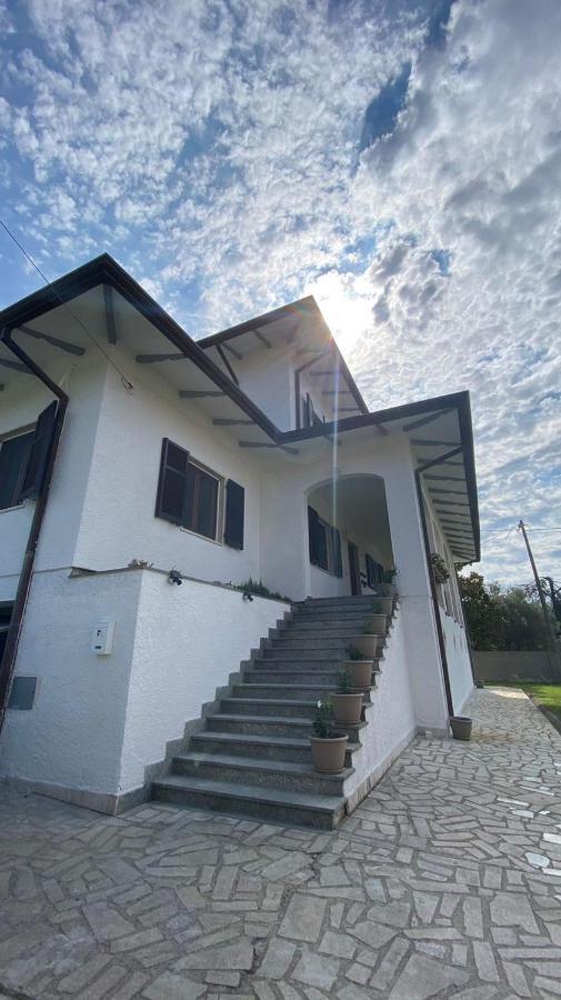Villa Flora Affittacamere Luni Bagian luar foto