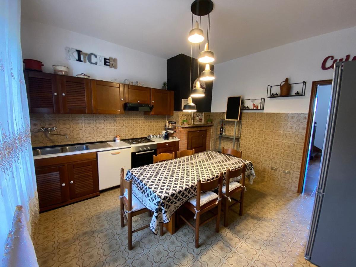 Villa Flora Affittacamere Luni Bagian luar foto