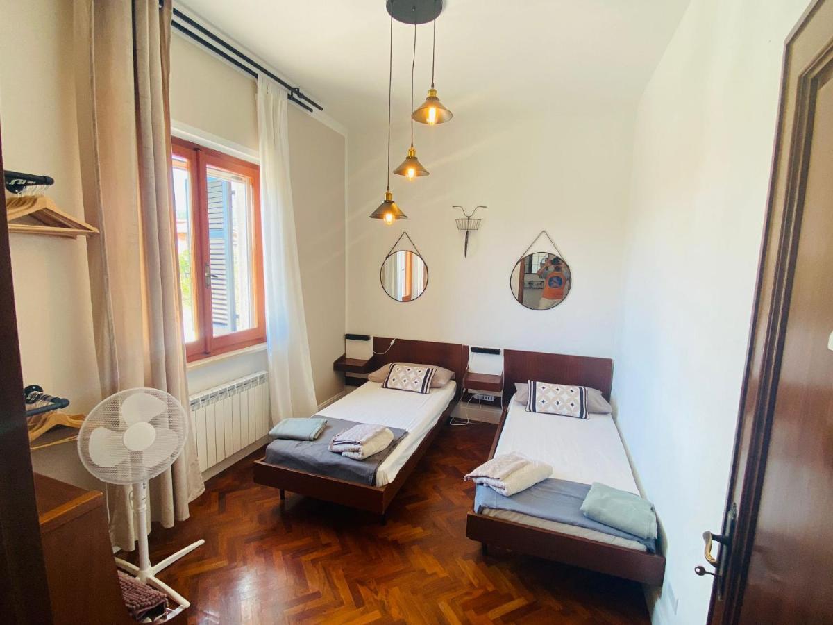 Villa Flora Affittacamere Luni Bagian luar foto