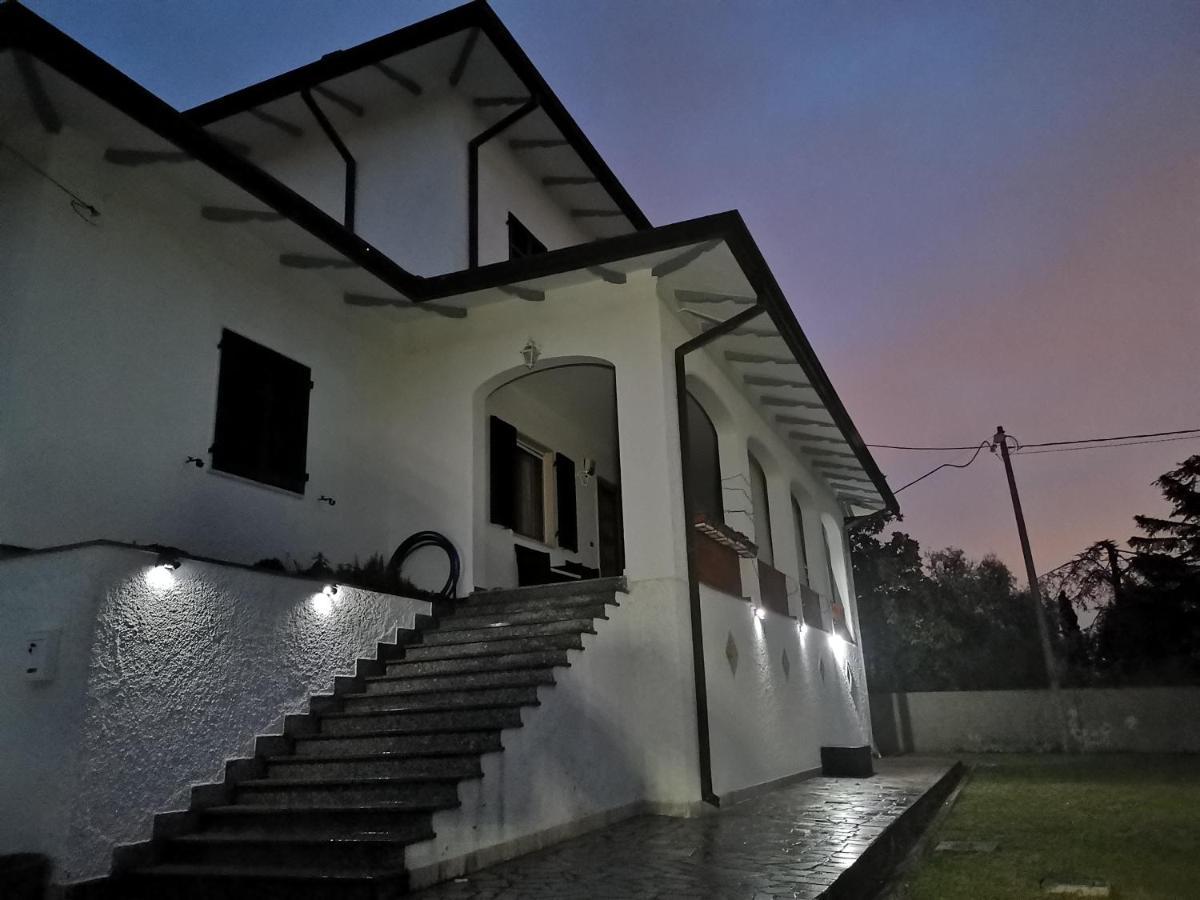 Villa Flora Affittacamere Luni Bagian luar foto