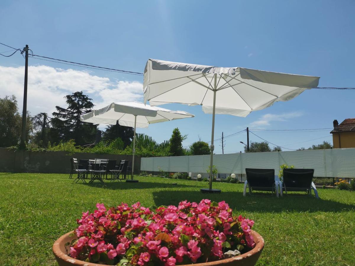 Villa Flora Affittacamere Luni Bagian luar foto