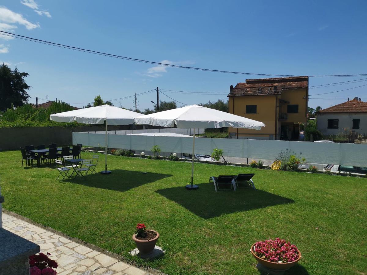 Villa Flora Affittacamere Luni Bagian luar foto